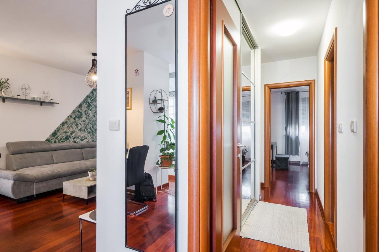 Airy 2-Br Apt W/ Open Layout & Modern Design Apartment Split Exterior photo