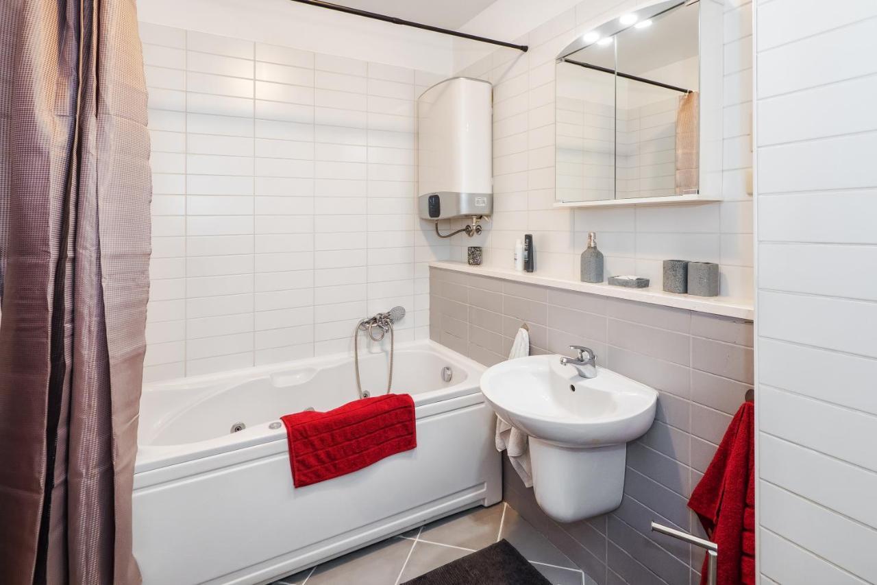 Airy 2-Br Apt W/ Open Layout & Modern Design Apartment Split Exterior photo